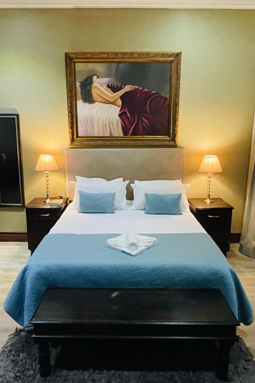 Room 5 Executive En-Suite at Casa Flora Guesthouse